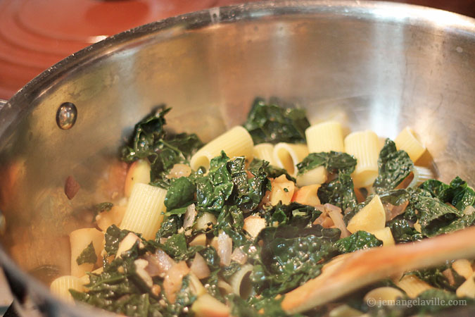 Chicken Kale Pasta with Apple & Bacon